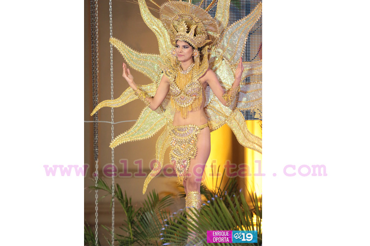 Candidatas a Reina del Carnaval desfilan en traje de fantas&iacute;a